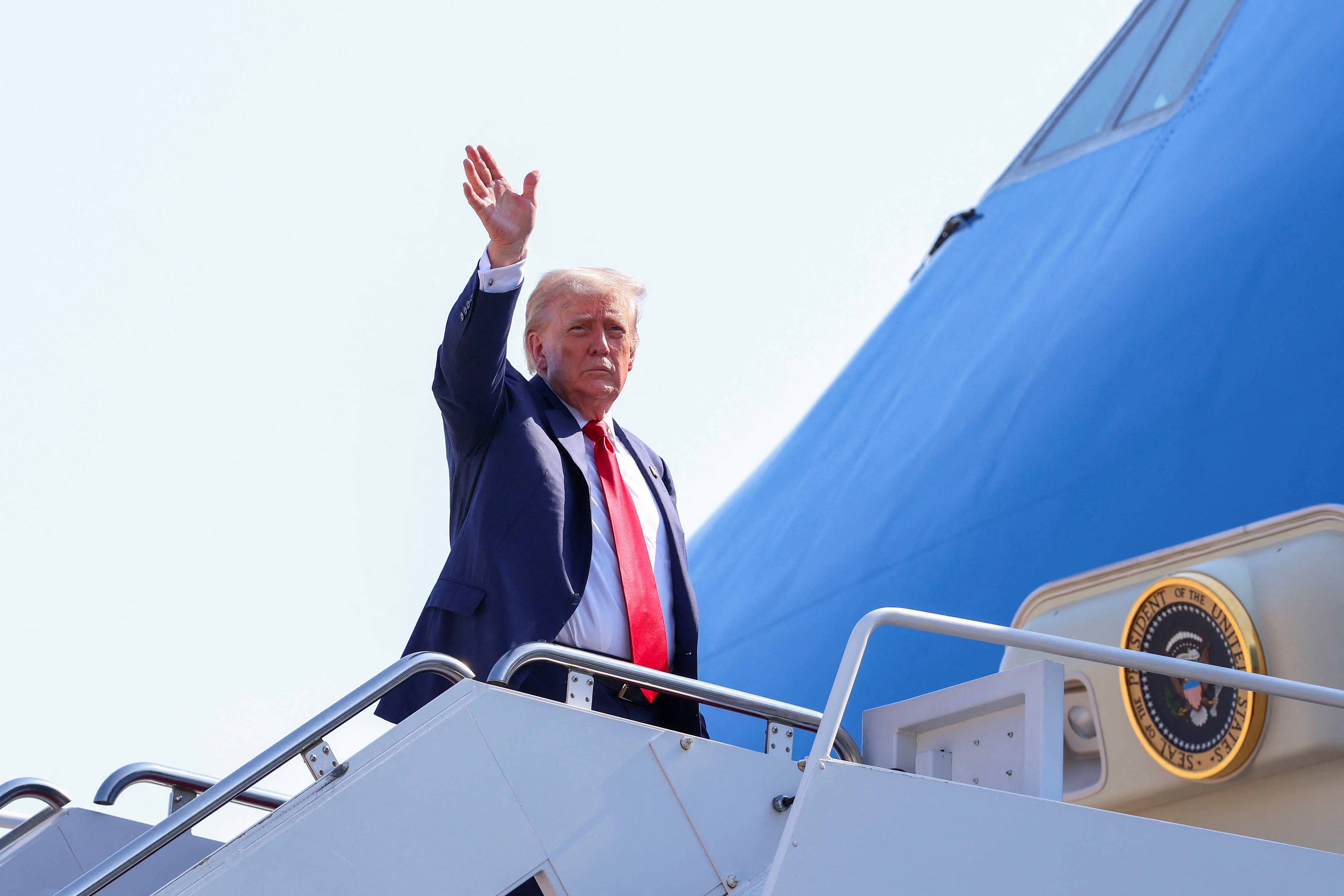 Američki predsjednik Donald Trump mahne dok se ukrcava na Air Force One, dok odlazi u Škotsku, u zajedničku bazu Andrews, Maryland, SAD, 25. srpnja 2025. Reuters/Evelyn Hockstein
