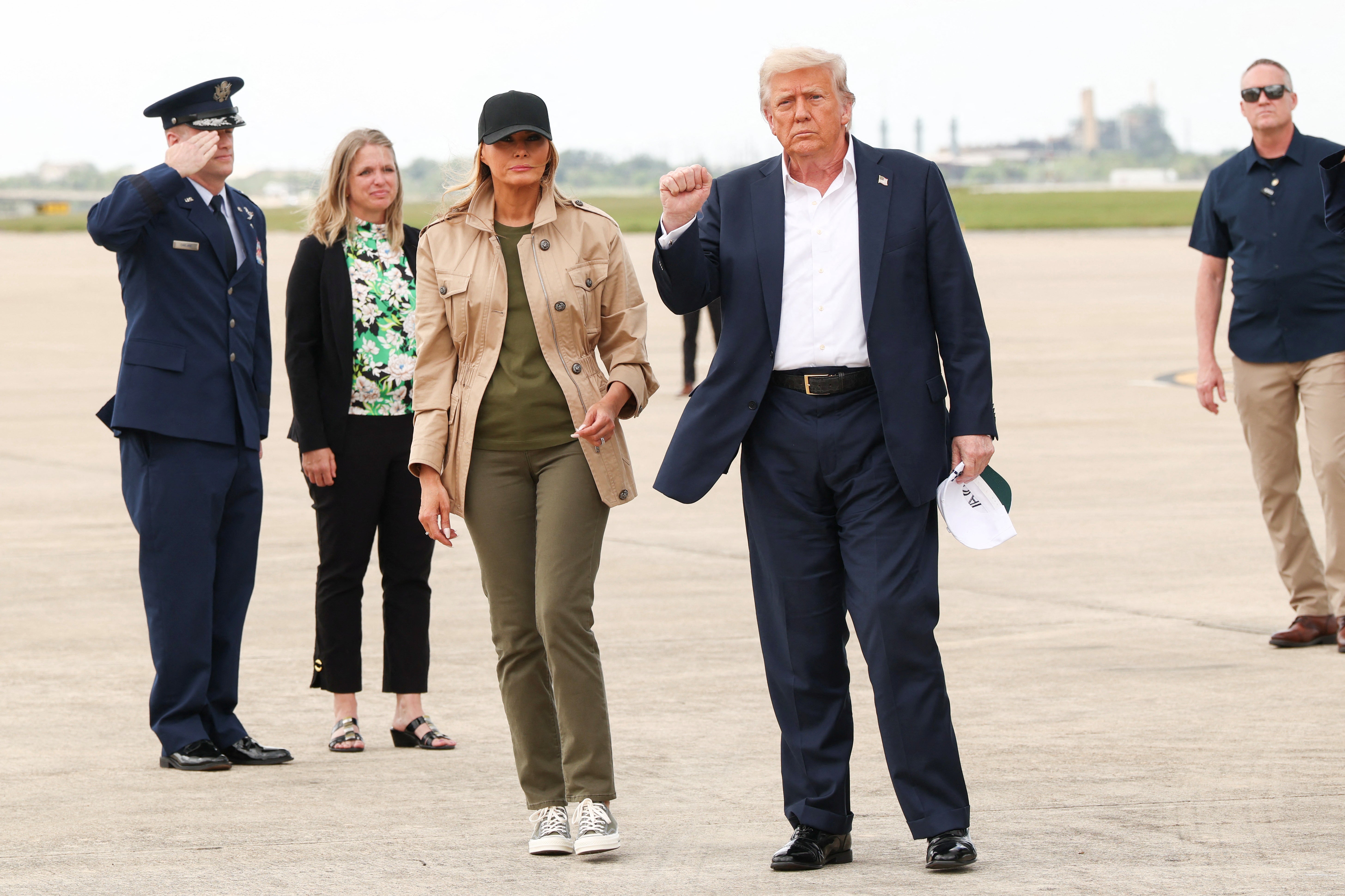 Predsjednik Donald Trump i prva dama Melania Trump sastali su se s dužnosnicima Teksasa u petak u Kerrvilleu, dok je obišao štetu od prošlotjednog razorne poplave Flash