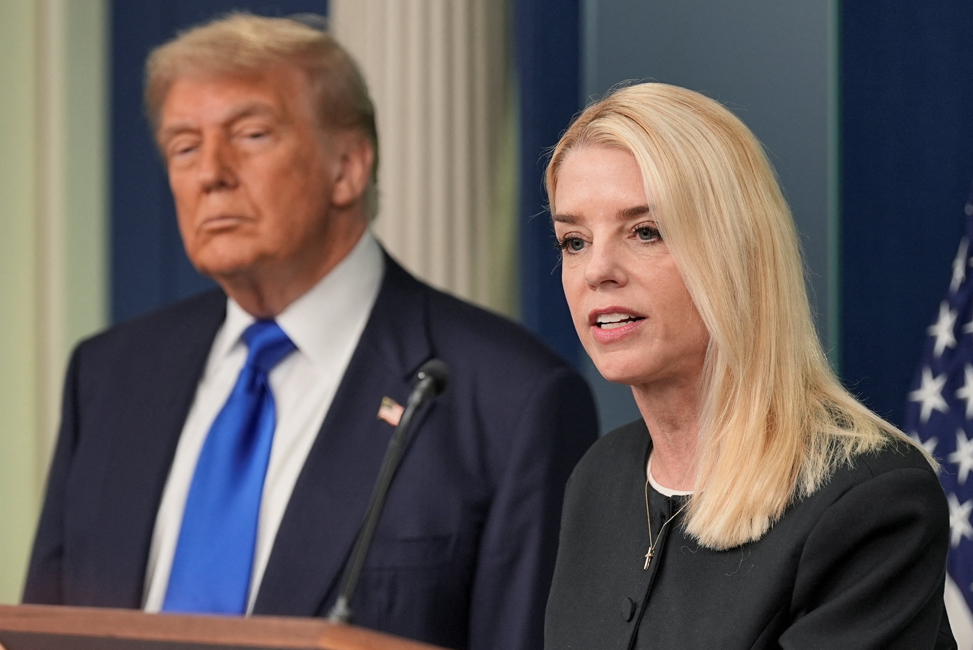 Predsjednik Donald Trump kaže da je tražio od državnog odvjetnika Pam Bondi da pusti određene dosjee Jeffrey Epstein i relevantno svjedočenje velikog porote: 
