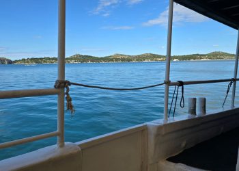 U Šibeniku se ispred Lučke kapetanije oglašavaju izleti brodicama registiranim za iznajmljivanje