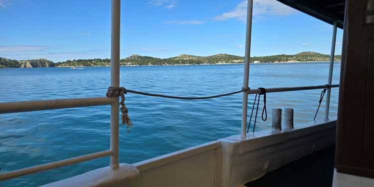 U Šibeniku se ispred Lučke kapetanije oglašavaju izleti brodicama registiranim za iznajmljivanje