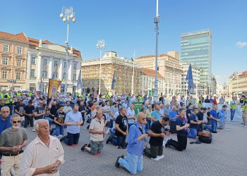 U Zagrebu skoro dvostruki broj molitelja s krunicama, a prosvjednika nema