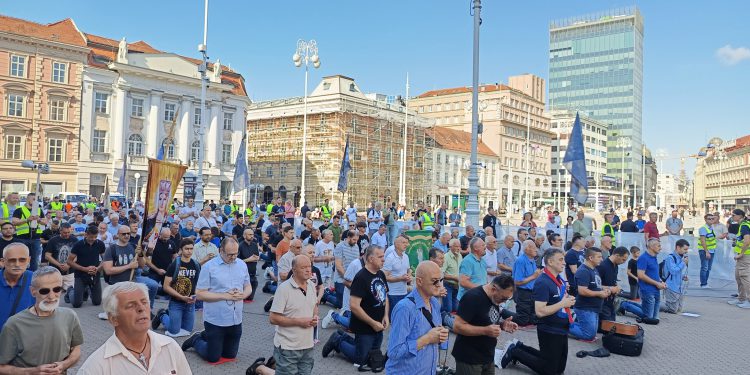 U Zagrebu skoro dvostruki broj molitelja s krunicama, a prosvjednika nema