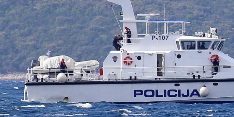 U pomorskoj nesreći kod otočića Sutvara u blizni Lumbarde jedna teže ozljeđena osoba