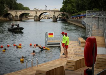 U slikama: Plivači se upadaju u rijeku Seinu nakon 100-godišnjih zabrana dizala