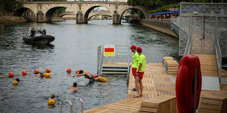 U slikama: Plivači se upadaju u rijeku Seinu nakon 100-godišnjih zabrana dizala
