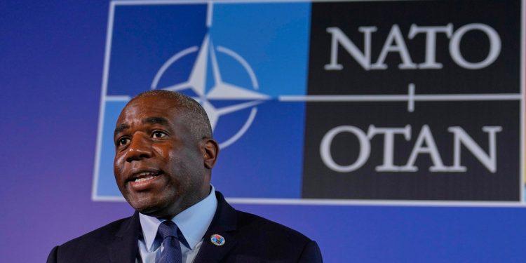 UK Ministar vanjskih poslova posjećuje Siriju, obnavljajući veze nakon 14 godina sukoba