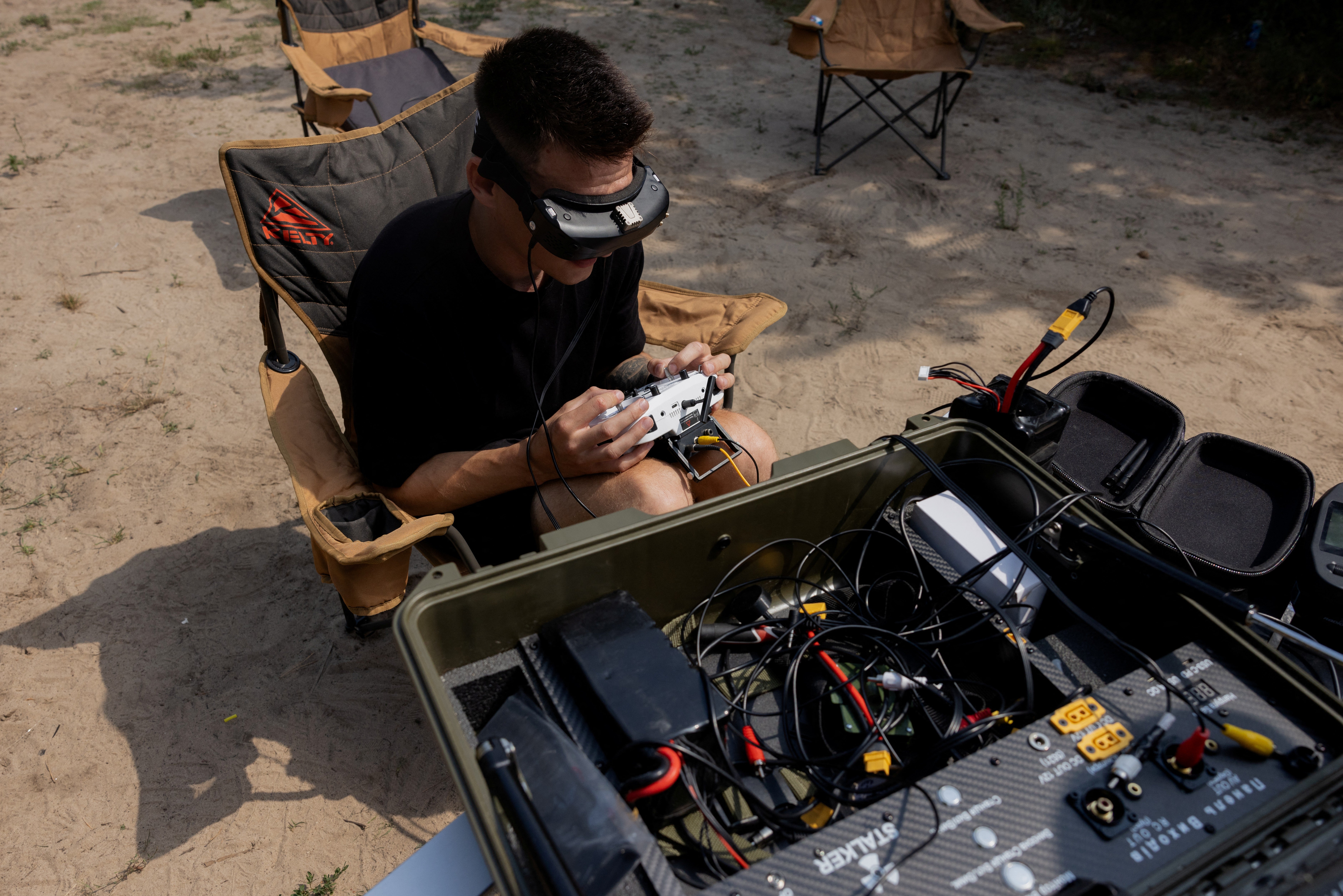 Pilot bespilotnih letjelica kontrolira Ukrajinsku optičku optičku FPV dronu stalkera