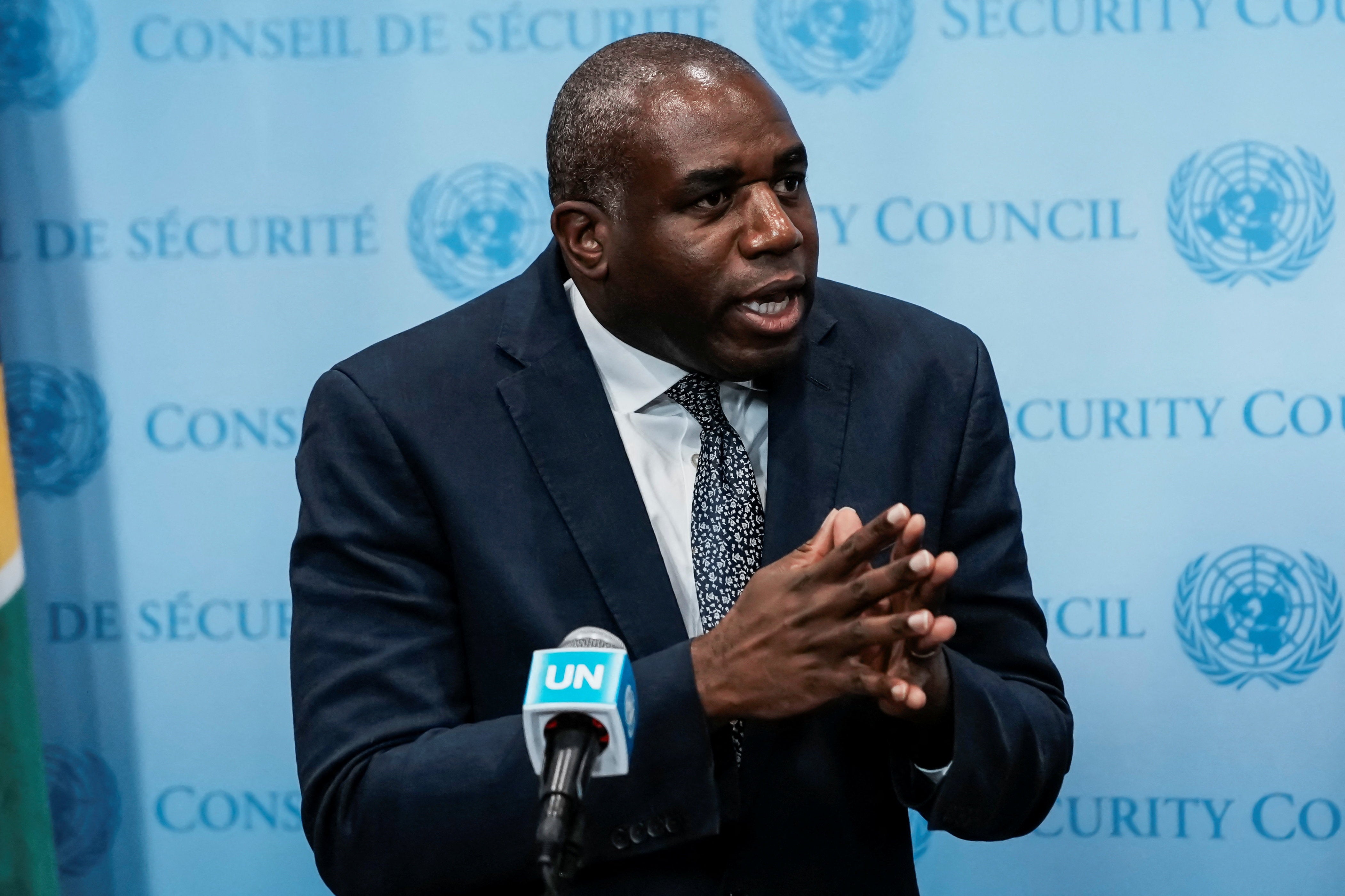 Britanski ministar vanjskih poslova David Lammy govori tijekom uloga nakon obraćanja tijekom međunarodne konferencije na visokoj razini za mirno rješavanje pitanja Palestine i provedbe rješenja s dvije države