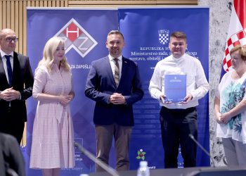 Ublažavanje siromaštva: Ministar Piletić uručio ugovore vrijedne 40 milijuna eura
