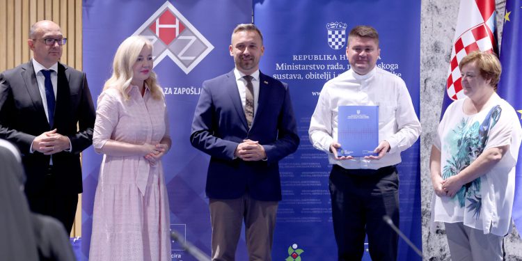 Ublažavanje siromaštva: Ministar Piletić uručio ugovore vrijedne 40 milijuna eura