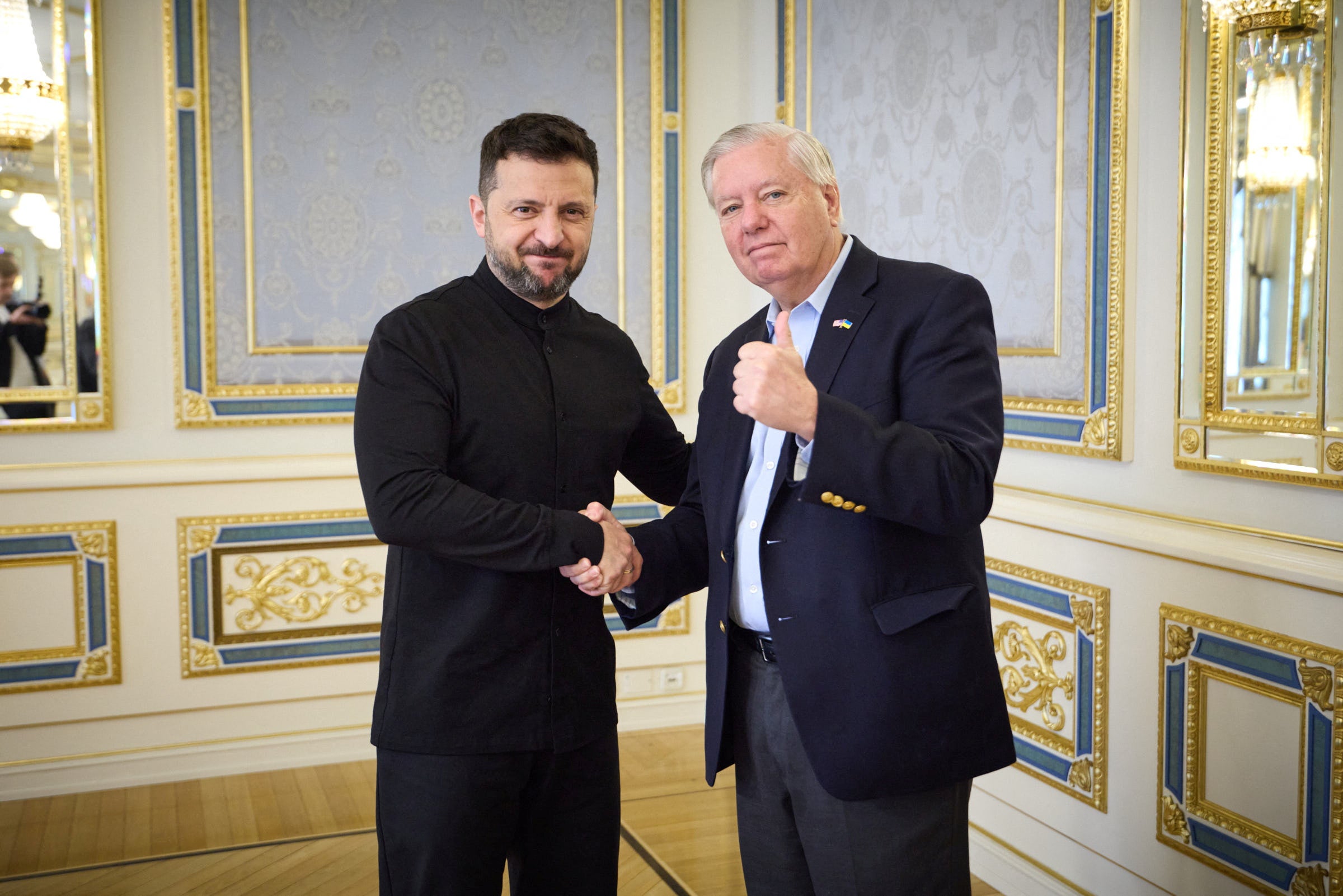 Čini se da je ukrajinska obrana od ruske dvogodišnje invazije iskra potpora na prijedlogu zakona koji je izradila republikanska senator Lindsey Graham (na slici s desne strane s predsjednikom Ukrajine Volodymyr Zelensky) i demokratskim senarom Richardom Blumenthalom.