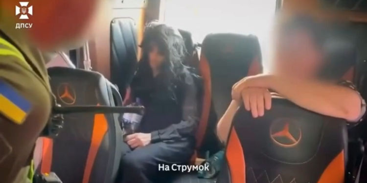 Ukrajinski čovjek pribjegava unakrsnom odijevanju u nastojanju da pobjegne od zemlje-dužnosnici (video)-RT Rusija i bivši Sovjetski Savez