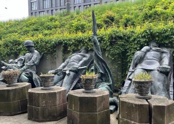 Ukrajinski gradonačelnik iskopava ‘Putinovo tijelo’ za trgovinu (fotografije) – RT Rusija i bivši Sovjetski Savez