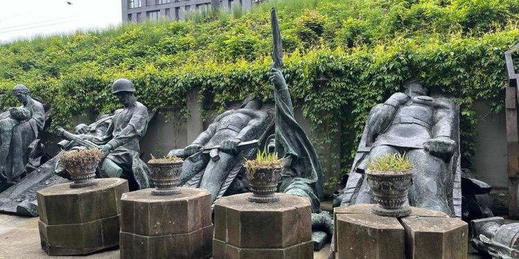 Ukrajinski gradonačelnik iskopava ‘Putinovo tijelo’ za trgovinu (fotografije) – RT Rusija i bivši Sovjetski Savez