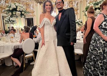 Unutar divljeg vjenčanog prijema Delta Goodrem dok pokazuje zasljepljujuću drugu haljinu … i izlazi da iznenadi ulaznu pjesmu sa suprugom Matthewom Copleyjem