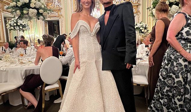 Unutar divljeg vjenčanog prijema Delta Goodrem dok pokazuje zasljepljujuću drugu haljinu … i izlazi da iznenadi ulaznu pjesmu sa suprugom Matthewom Copleyjem