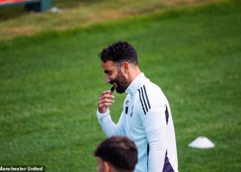 Unutar prvog tjedna predsezone Man Uniteda, jer se sjena Gang of Five visi nad Carringtonom, dok se klub bori za rasprodaju odmetnika, piše Chris Wheeler