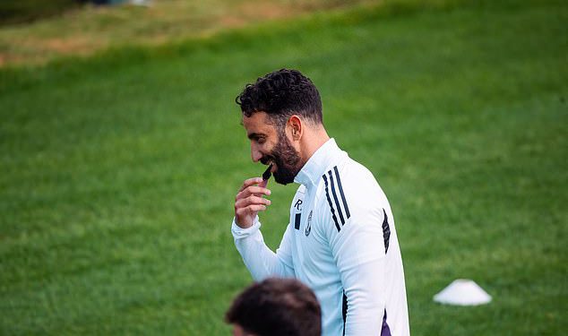 Unutar prvog tjedna predsezone Man Uniteda, jer se sjena Gang of Five visi nad Carringtonom, dok se klub bori za rasprodaju odmetnika, piše Chris Wheeler