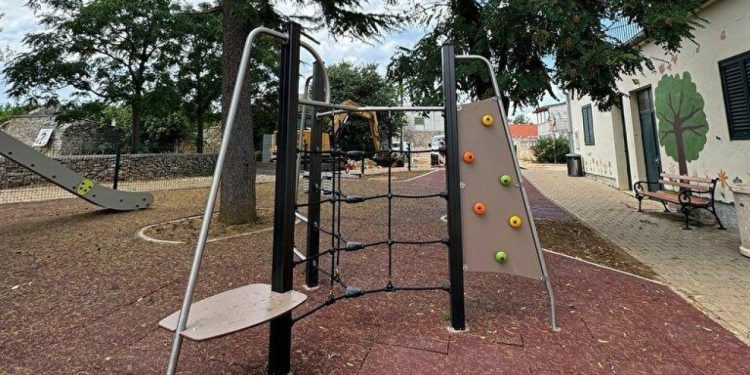 Uz Osnovnu školu u Kožinu uređeno novo dječje igralište. Evo kako izgleda…