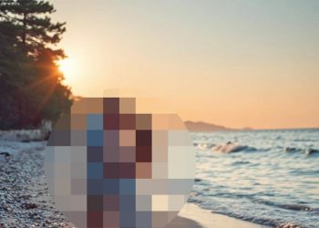 VIDEO Dva muškarca općila na madracu usred gradske luke!