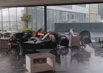 VIDEO Jak vjetar raznosio stolice s terasa kafića u Bihaću, ulice u Livnu pod vodom