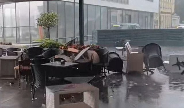 VIDEO Jak vjetar raznosio stolice s terasa kafića u Bihaću, ulice u Livnu pod vodom