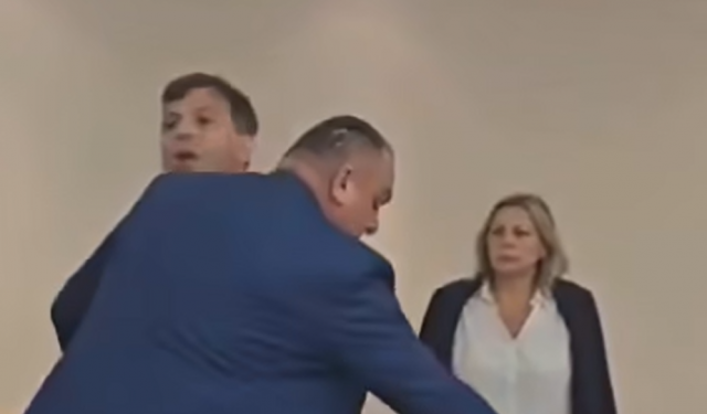 VIDEO Kaos u Narodnoj skupštini RS, Vukanović krenuo na Stevandića: ‘Majmune debeli, svinjo jedna…’