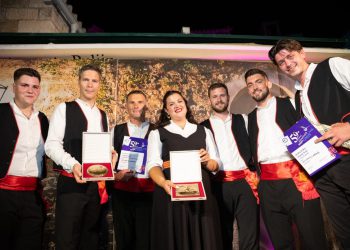 VIDEO Mješovita klapa Ivo Lozica pokorila Omiš