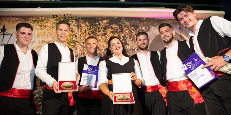 VIDEO Mješovita klapa Ivo Lozica pokorila Omiš