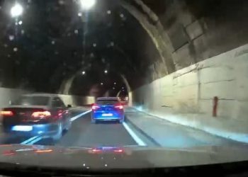 VIDEO Passatom divljao u tunelu kod Mostara, preticao na dvostrukoj punoj liniji, udario drugo vozilo pa pobjegao