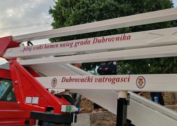 Vatrogasci večeras dobivaju tri nova vozila, na jednom ispisan stih iz Thompsonovog hita