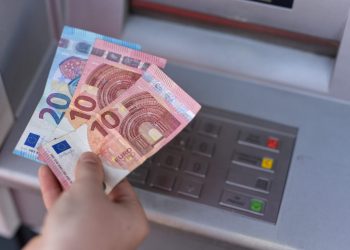 Važna obavijest HZMO-a: Dio građana dobit će novac na račun, evo kada kreće isplata