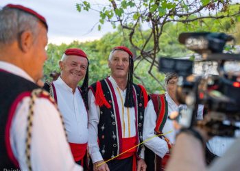 Večer folklora i ojkavice u Segetu Donjem: Glazba, tradicija i zajedništvo pod zvjezdanim nebom