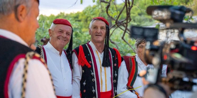 Večer folklora i ojkavice u Segetu Donjem: Glazba, tradicija i zajedništvo pod zvjezdanim nebom