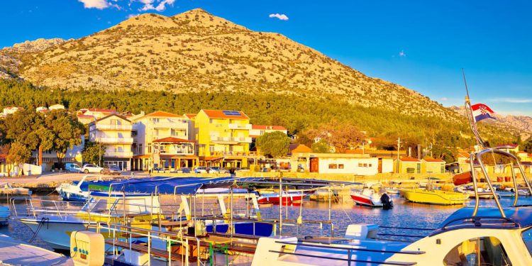 Većinom sunčano i vruće uz buru i maestral