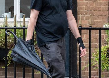 Velški glumac izgleda neprepoznatljivo gotovo 30 godina nakon svoje probojne uloge u ikoničnom filmu dok šeta Londonom – ali možete li pogoditi tko je to?