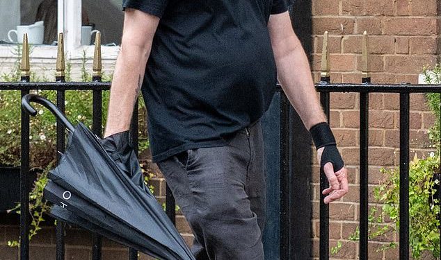 Velški glumac izgleda neprepoznatljivo gotovo 30 godina nakon svoje probojne uloge u ikoničnom filmu dok šeta Londonom – ali možete li pogoditi tko je to?