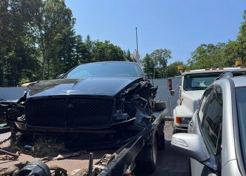 Vince McMahon ‘nesmotreno’ srušio je svog Bentleyja od 300 tisuća dolara na BMW, a policija tvrdi da se bivši šef-WWE suočava