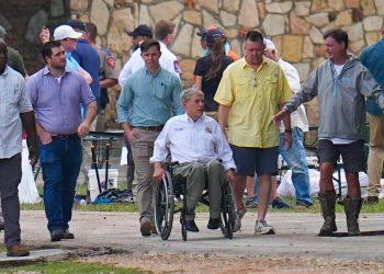 Vladin Greg Abbott poziva na posebnu sjednicu za poboljšanje sustava upozorenja o poplavi u Teksasu