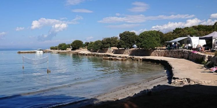 Vlasnici uporno ignorirali zabrane i primili turiste koji sad naprasito moraju van!