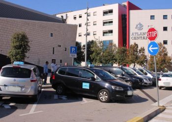 Vozačica e-automobila prijavila taksista: ‘ Vrijeđao me i nazvao šušom’, Plavi taksisti: ‘Zauzima naše mjesto dok puni auto’