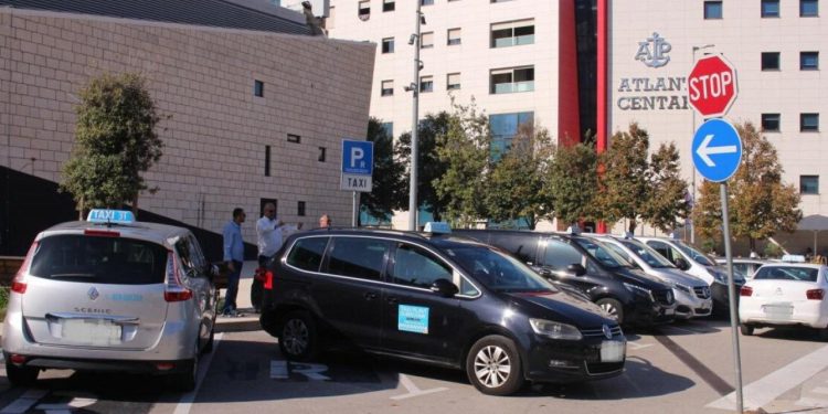 Vozačica e-automobila prijavila taksista: ‘ Vrijeđao me i nazvao šušom’, Plavi taksisti: ‘Zauzima naše mjesto dok puni auto’