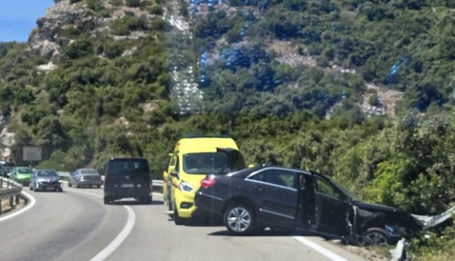 Vozilo udarilo u brdo kod Ratca