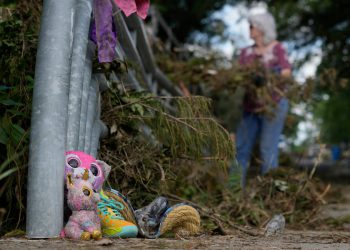 Vremenska crta postavlja pitanja o tome kako su teksaški dužnosnici obrađivali upozorenja prije smrtonosne poplave 4. srpnja