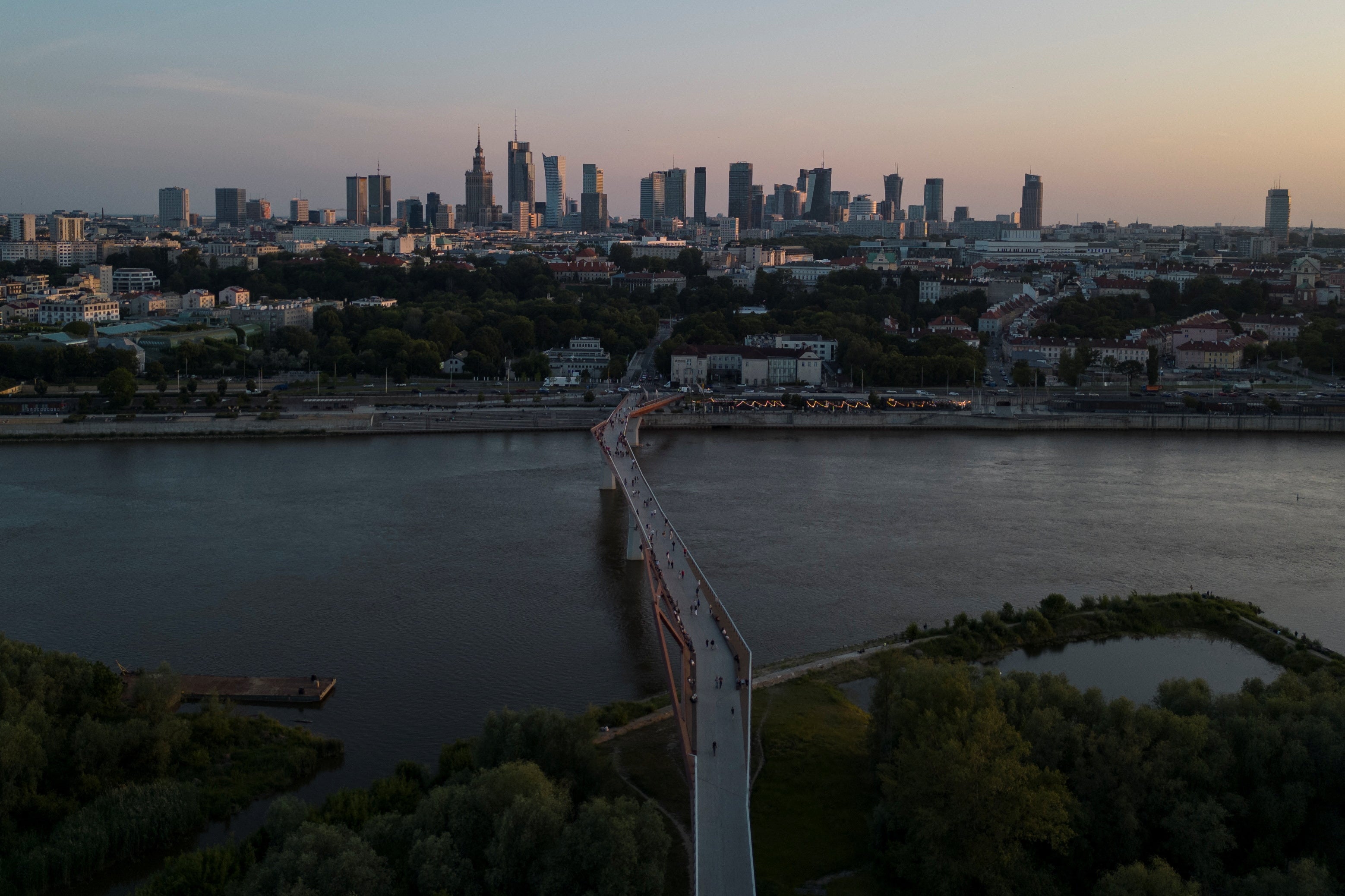 Pogled bespilotnih letjelica prikazuje se s rijekom Vistula i pješačkim nogometnim mogrom u prvom planu, te palača kulture i znanosti vidljive među gradskim znamenitostima u pozadini, u Varšavi, Poljska, 17. lipnja, 2025. Reuters/Kuba Stezycki
