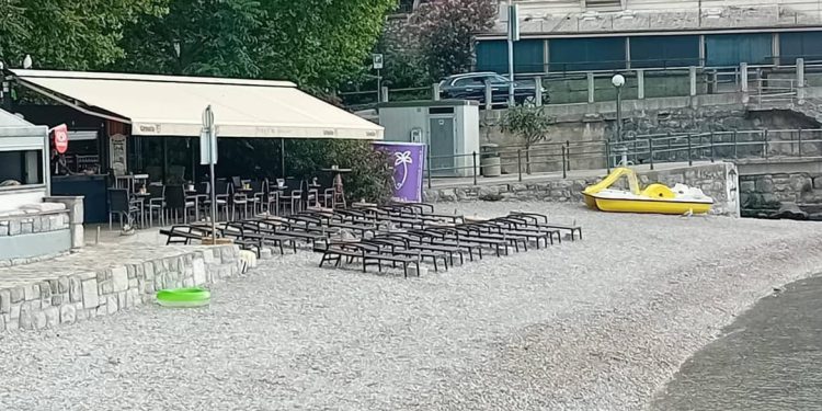 VIDEO Grad Opatija o naslaganim praznim ležaljkama na plaži: "Koncesionar je pogriješio, upozoren je na to!"