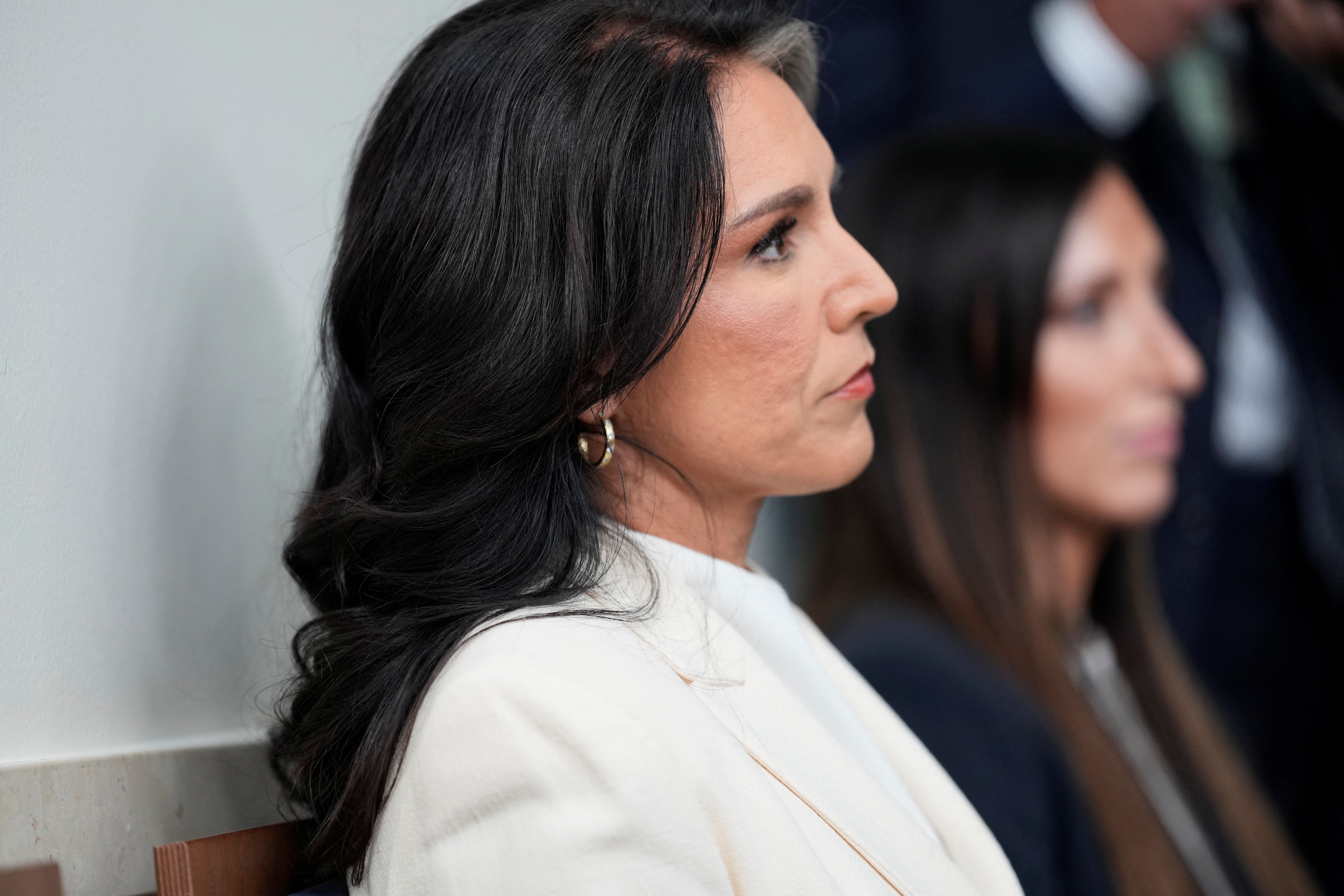 Kritičari tvrde da su tvrdnje Tulsija Gabbarda Obama vodio 'puč' protiv Trumpa napor da se odbije nadzor od Bijele kuće i vrati DNI -ov stajalište s predsjednikom nakon javnog sukoba zbog Iran Intelligence