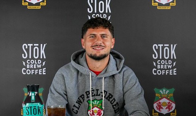 Wrexham Smash Club Record Dvostruko dok su očarali četvrtu uzastopnu promociju u Premier ligu pod Ryanom Reynoldsom i Robom McElhenneyjem