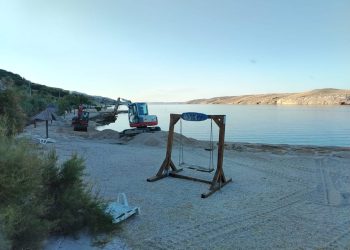 ZANIMLJIV SLUČAJ Godinama nasipaju plažu u Pagu, a prijavljuju tek sad kad je izabran novi gradonačelnik
